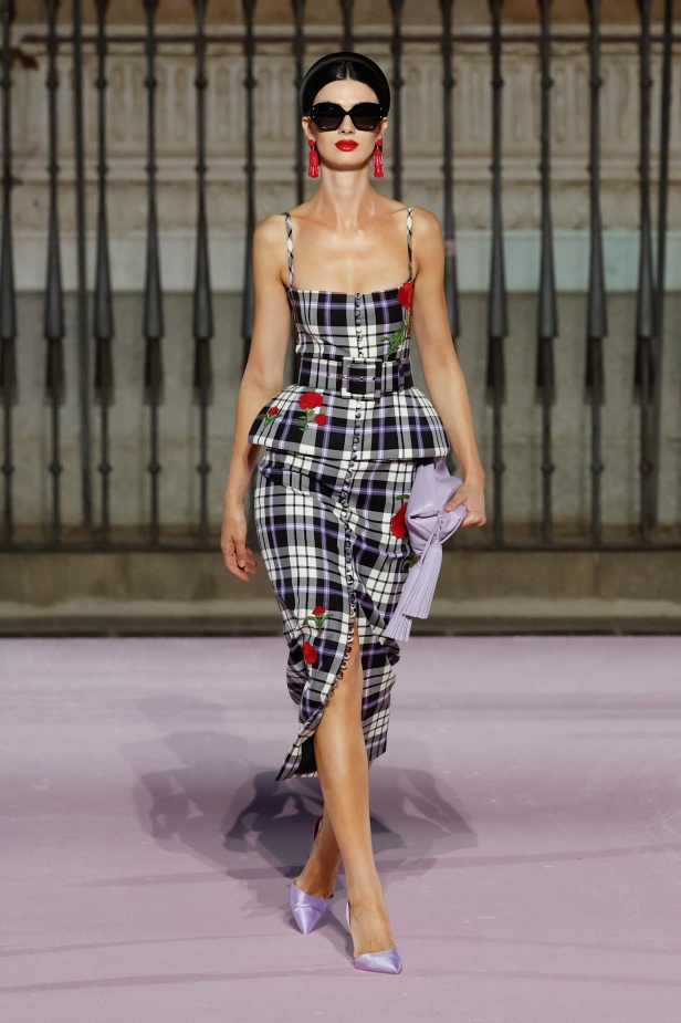 مجموعة "كارولينا هيريرا" لربيع 2026 تغيب عن نيويورك وتأخذنا إلى مدريد... تكريم للمدينة الخالدة