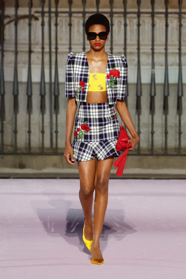 مجموعة "كارولينا هيريرا" لربيع 2026 تغيب عن نيويورك وتأخذنا إلى مدريد... تكريم للمدينة الخالدة