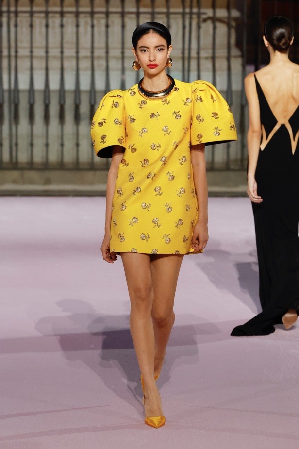 مجموعة "كارولينا هيريرا" لربيع 2026 تغيب عن نيويورك وتأخذنا إلى مدريد... تكريم للمدينة الخالدة