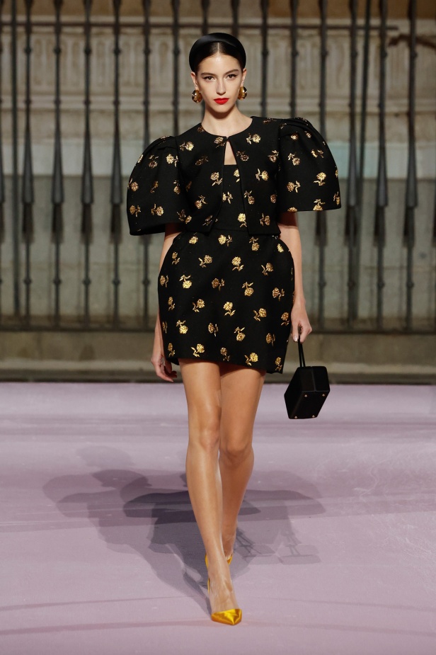 مجموعة "كارولينا هيريرا" لربيع 2026 تغيب عن نيويورك وتأخذنا إلى مدريد... تكريم للمدينة الخالدة