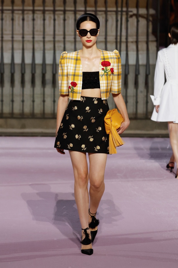 مجموعة "كارولينا هيريرا" لربيع 2026 تغيب عن نيويورك وتأخذنا إلى مدريد... تكريم للمدينة الخالدة