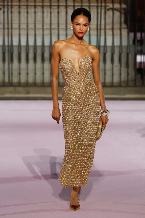 مجموعة "كارولينا هيريرا" لربيع 2026 تغيب عن نيويورك وتأخذنا إلى مدريد... تكريم للمدينة الخالدة