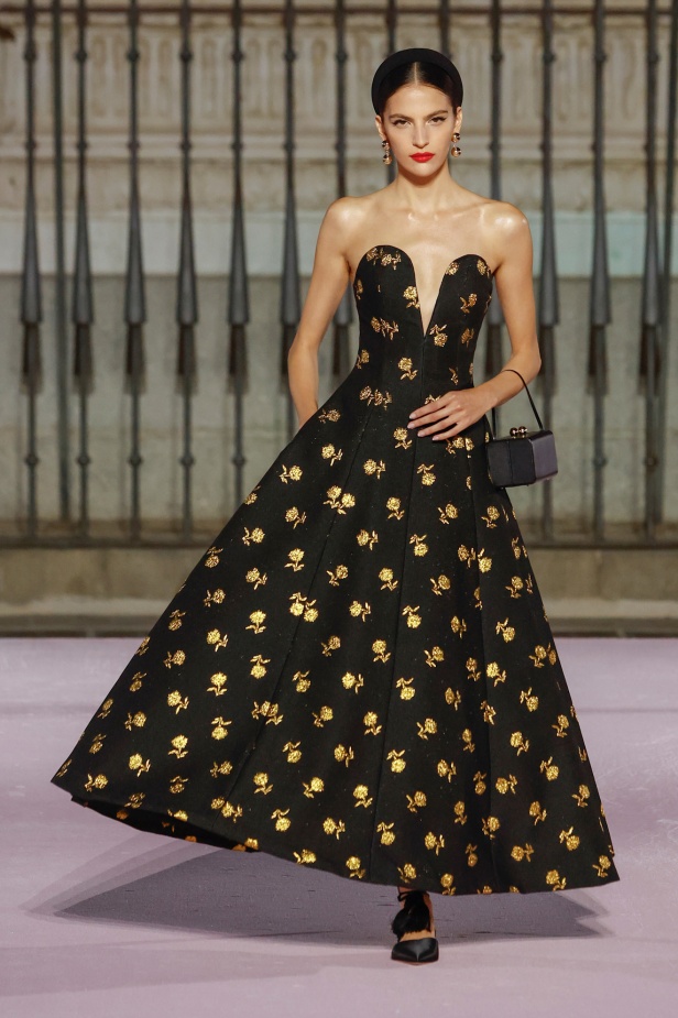 مجموعة "كارولينا هيريرا" لربيع 2026 تغيب عن نيويورك وتأخذنا إلى مدريد... تكريم للمدينة الخالدة