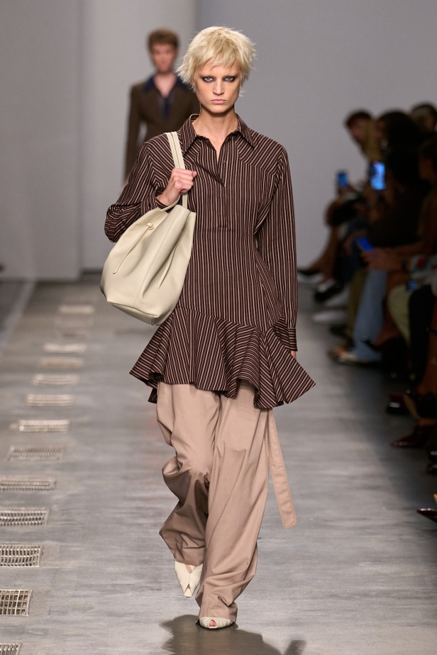 بين الأناقة الايطالية والحيوية البريطانية مجموعة ايسبرغ لموسم ربيع 2026