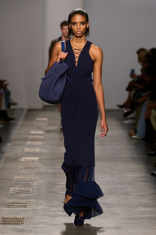 بين الأناقة الايطالية والحيوية البريطانية مجموعة ايسبرغ لموسم ربيع 2026