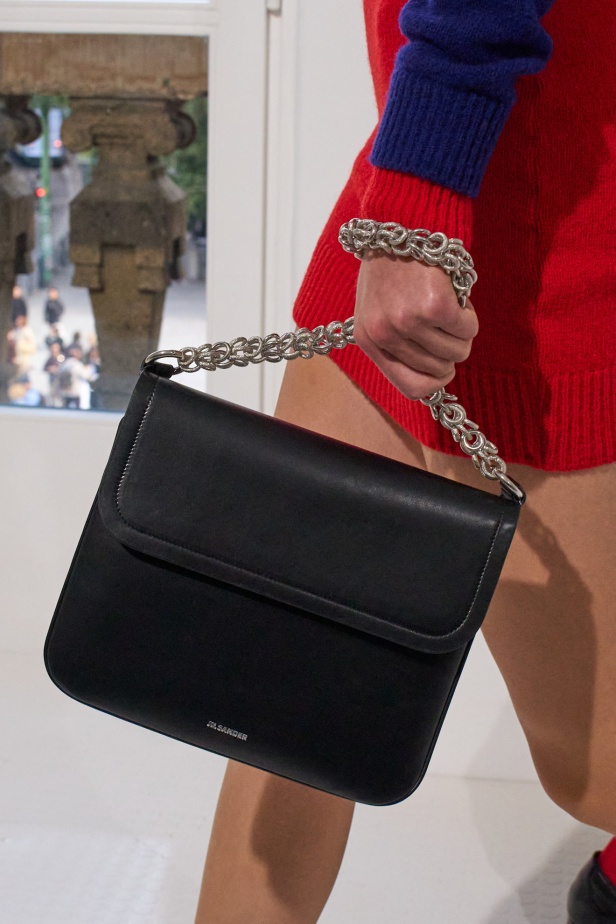 البساطة تتجلّى في مجموعة "سيمون بيلوتي" الأولى لعلامة "جيل ساندر"