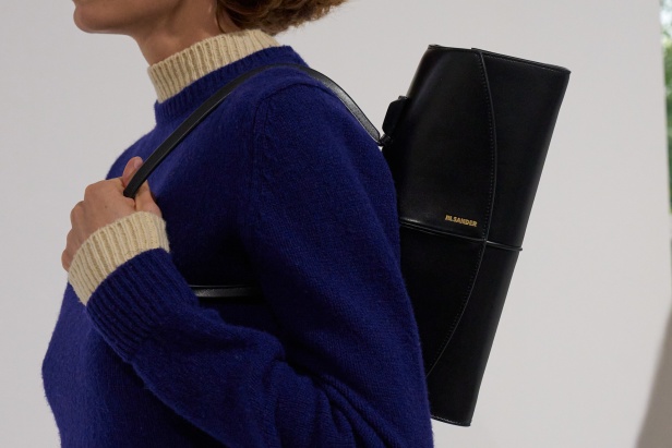 البساطة تتجلّى في مجموعة "سيمون بيلوتي" الأولى لعلامة "جيل ساندر"