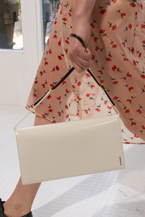 البساطة تتجلّى في مجموعة "سيمون بيلوتي" الأولى لعلامة "جيل ساندر"