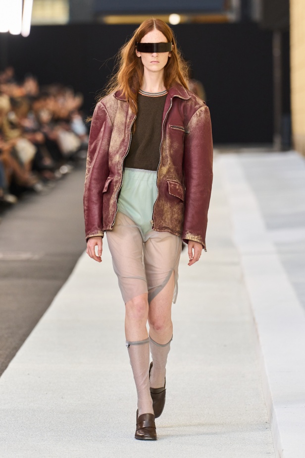 إعادة تفكيك الكلاسيكيات في مجموعة MM6 Maison Margiela ربيع وصيف 2026 للملابس الجاهزة