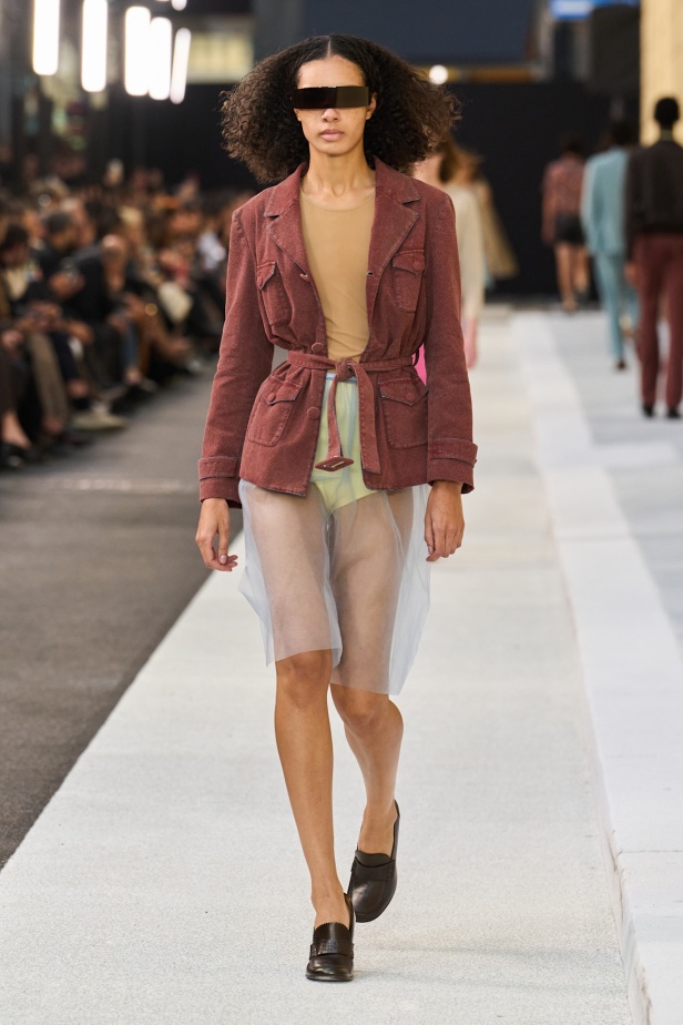 إعادة تفكيك الكلاسيكيات في مجموعة MM6 Maison Margiela ربيع وصيف 2026 للملابس الجاهزة