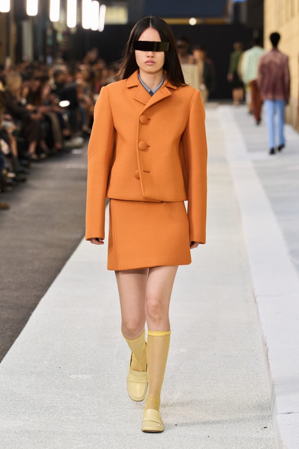 إعادة تفكيك الكلاسيكيات في مجموعة MM6 Maison Margiela ربيع وصيف 2026 للملابس الجاهزة