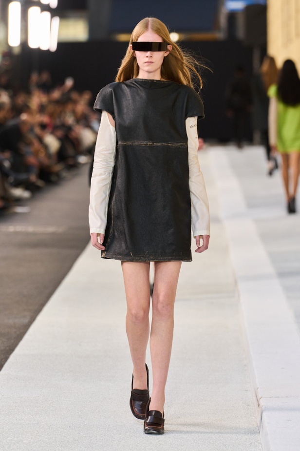 إعادة تفكيك الكلاسيكيات في مجموعة MM6 Maison Margiela ربيع وصيف 2026 للملابس الجاهزة