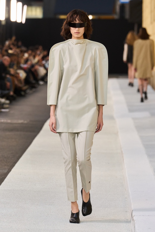 إعادة تفكيك الكلاسيكيات في مجموعة MM6 Maison Margiela ربيع وصيف 2026 للملابس الجاهزة