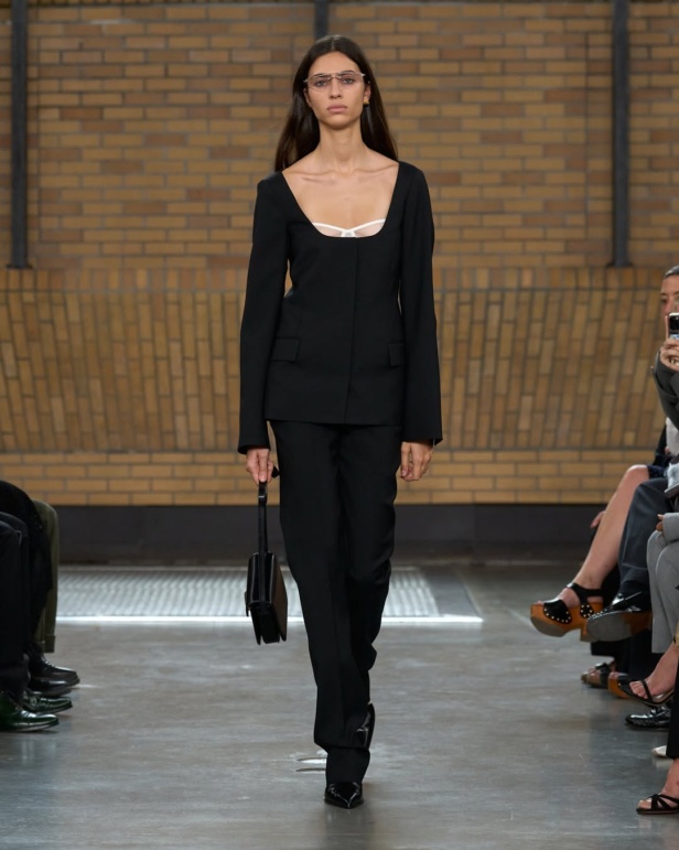 مجموعة "كالفن كلاين" من توقيع "فيرونيكا ليوني"... مرحة وأنيقة في آنٍ واحد