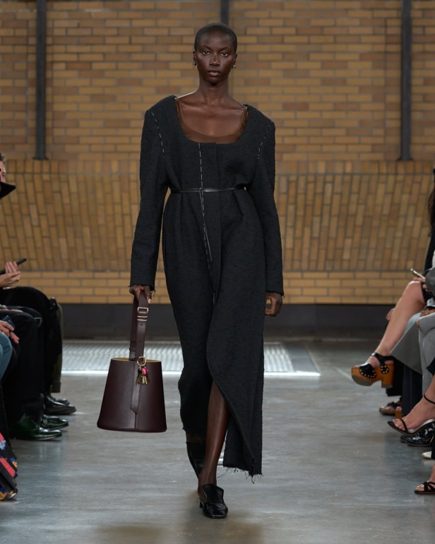 مجموعة "كالفن كلاين" من توقيع "فيرونيكا ليوني"... مرحة وأنيقة في آنٍ واحد