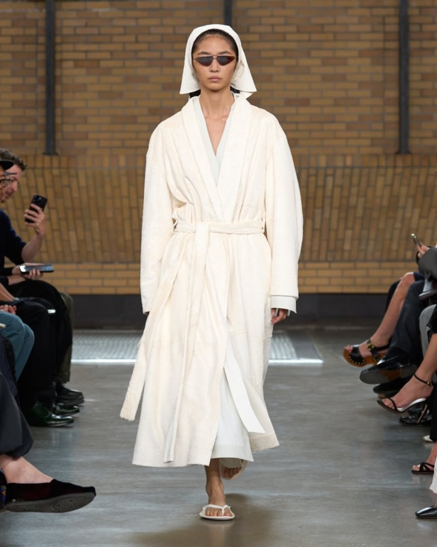 مجموعة "كالفن كلاين" من توقيع "فيرونيكا ليوني"... مرحة وأنيقة في آنٍ واحد