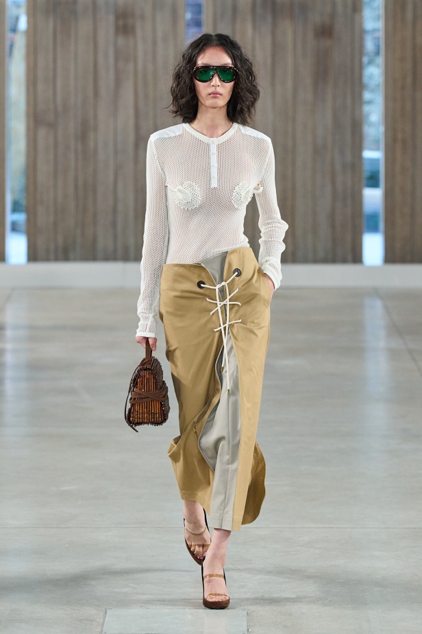 Moschino تعطي فلسفة إعادة الاستخدام معنى جديدًا في مجموعة ربيع وصيف 2026