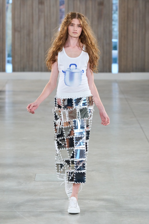 Moschino تعطي فلسفة إعادة الاستخدام معنى جديدًا في مجموعة ربيع وصيف 2026