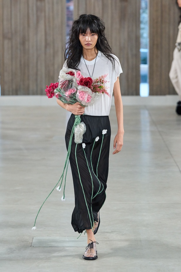 Moschino تعطي فلسفة إعادة الاستخدام معنى جديدًا في مجموعة ربيع وصيف 2026