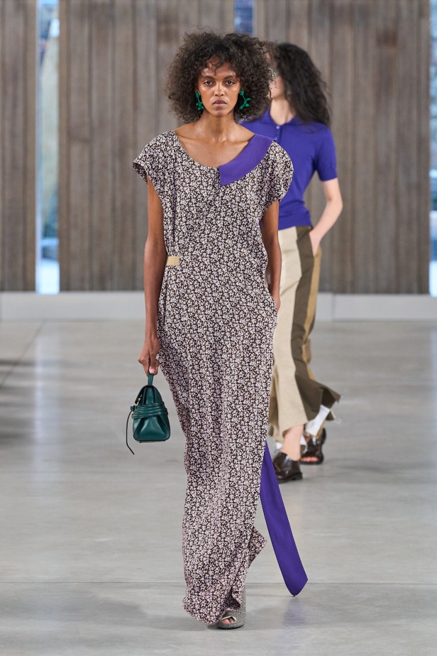 Moschino تعطي فلسفة إعادة الاستخدام معنى جديدًا في مجموعة ربيع وصيف 2026