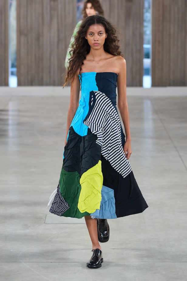 Moschino تعطي فلسفة إعادة الاستخدام معنى جديدًا في مجموعة ربيع وصيف 2026