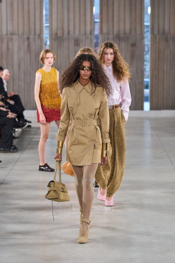 Moschino تعطي فلسفة إعادة الاستخدام معنى جديدًا في مجموعة ربيع وصيف 2026