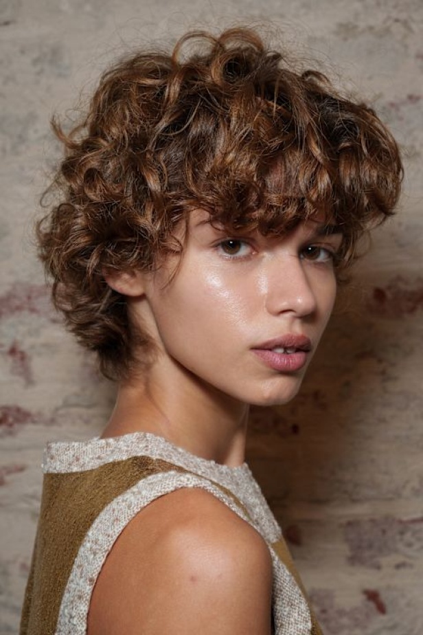 Moschino تعطي فلسفة إعادة الاستخدام معنى جديدًا في مجموعة ربيع وصيف 2026