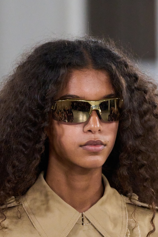 Moschino تعطي فلسفة إعادة الاستخدام معنى جديدًا في مجموعة ربيع وصيف 2026