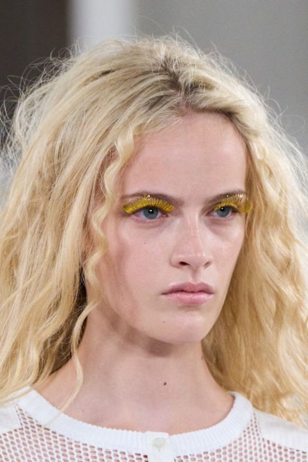 Moschino تعطي فلسفة إعادة الاستخدام معنى جديدًا في مجموعة ربيع وصيف 2026