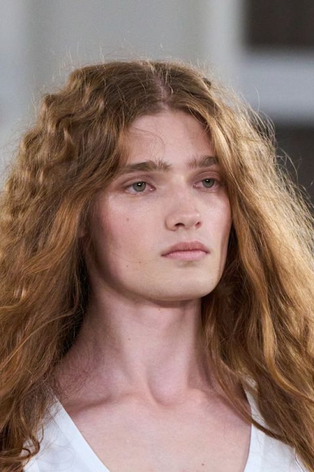 Moschino تعطي فلسفة إعادة الاستخدام معنى جديدًا في مجموعة ربيع وصيف 2026