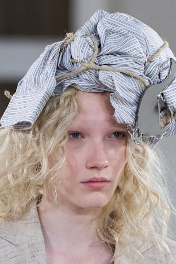 Moschino تعطي فلسفة إعادة الاستخدام معنى جديدًا في مجموعة ربيع وصيف 2026