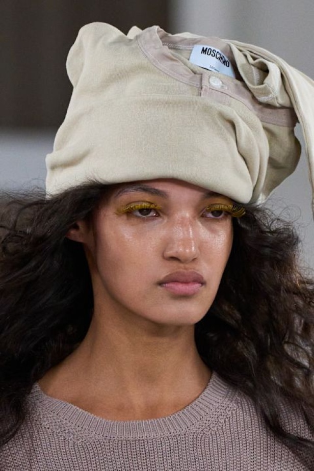 Moschino تعطي فلسفة إعادة الاستخدام معنى جديدًا في مجموعة ربيع وصيف 2026