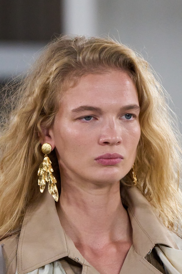 Moschino تعطي فلسفة إعادة الاستخدام معنى جديدًا في مجموعة ربيع وصيف 2026