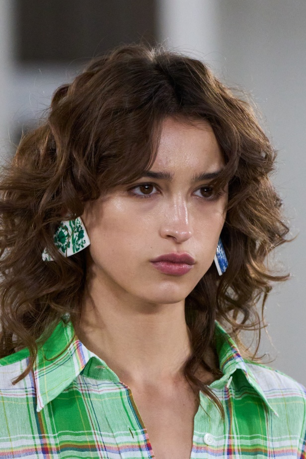 Moschino تعطي فلسفة إعادة الاستخدام معنى جديدًا في مجموعة ربيع وصيف 2026