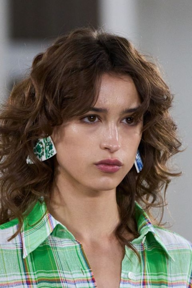 Moschino تعطي فلسفة إعادة الاستخدام معنى جديدًا في مجموعة ربيع وصيف 2026