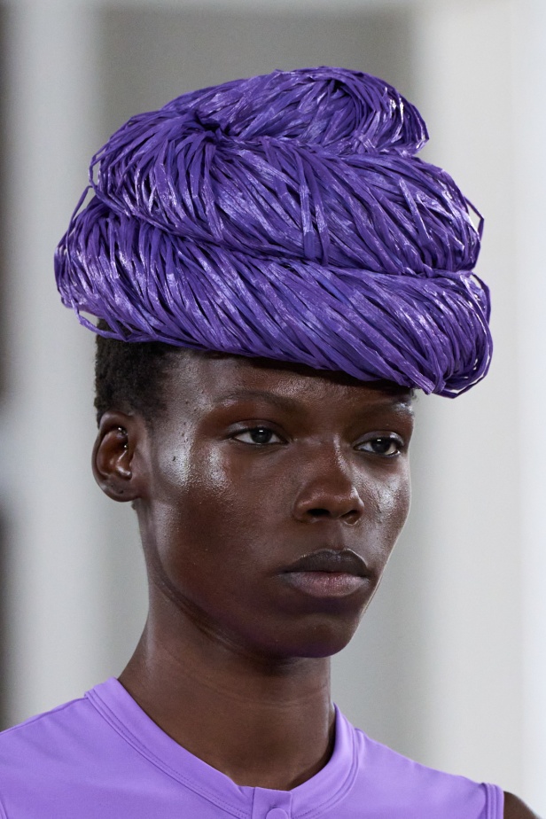 Moschino تعطي فلسفة إعادة الاستخدام معنى جديدًا في مجموعة ربيع وصيف 2026