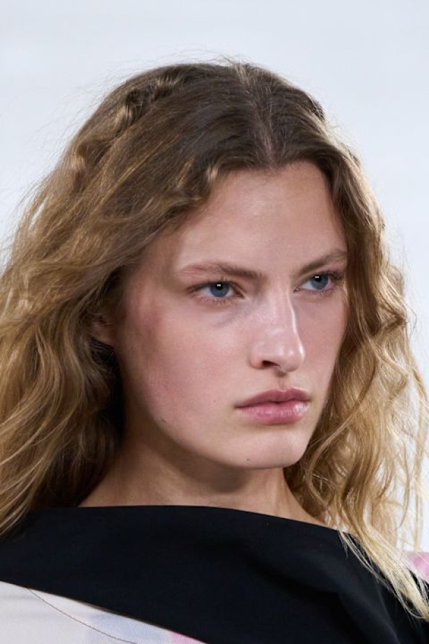 Moschino تعطي فلسفة إعادة الاستخدام معنى جديدًا في مجموعة ربيع وصيف 2026