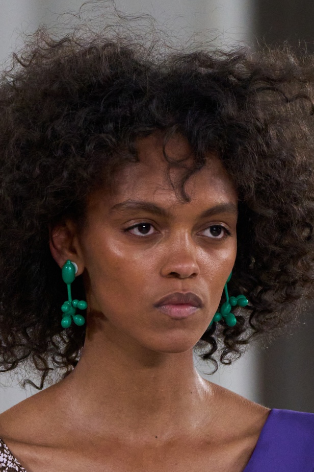 Moschino تعطي فلسفة إعادة الاستخدام معنى جديدًا في مجموعة ربيع وصيف 2026