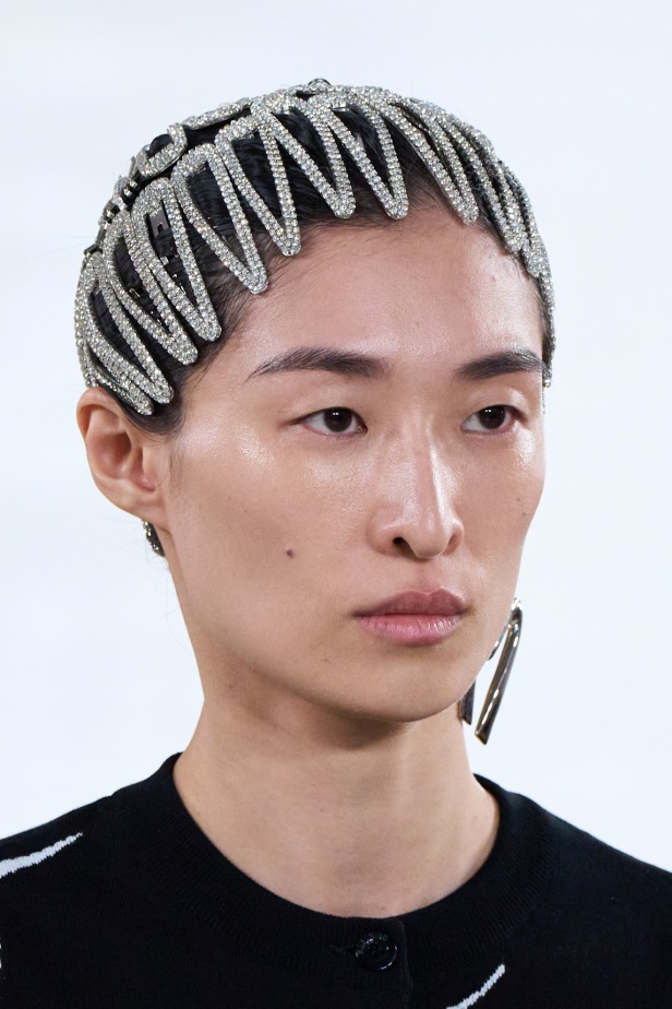 Moschino تعطي فلسفة إعادة الاستخدام معنى جديدًا في مجموعة ربيع وصيف 2026