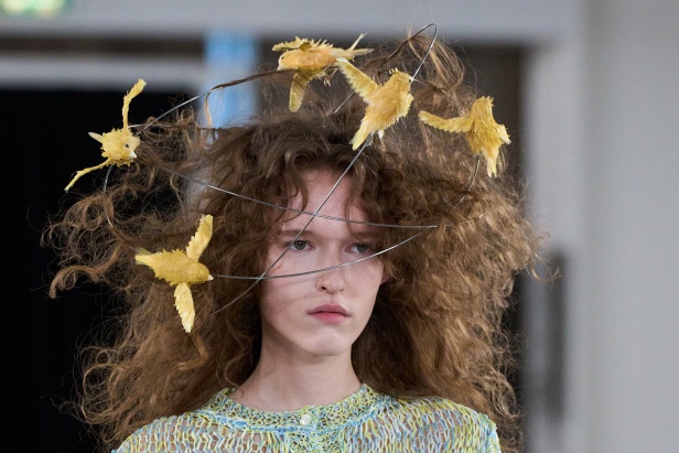 Moschino تعطي فلسفة إعادة الاستخدام معنى جديدًا في مجموعة ربيع وصيف 2026