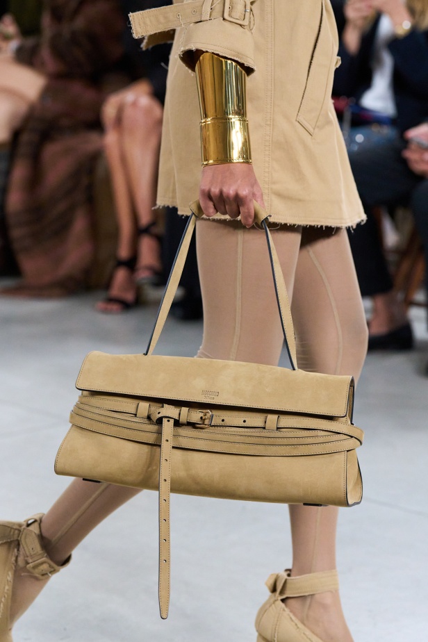 Moschino تعطي فلسفة إعادة الاستخدام معنى جديدًا في مجموعة ربيع وصيف 2026