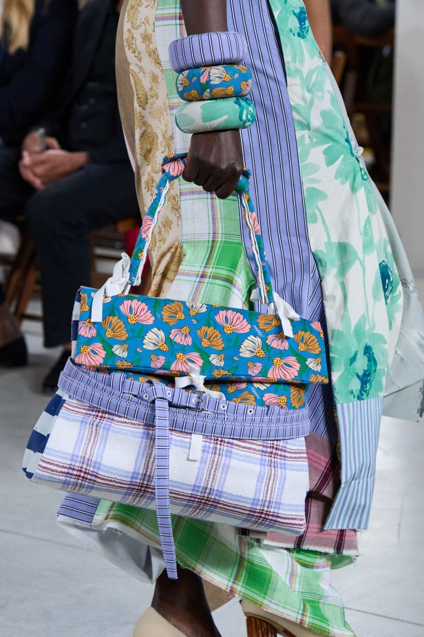 Moschino تعطي فلسفة إعادة الاستخدام معنى جديدًا في مجموعة ربيع وصيف 2026