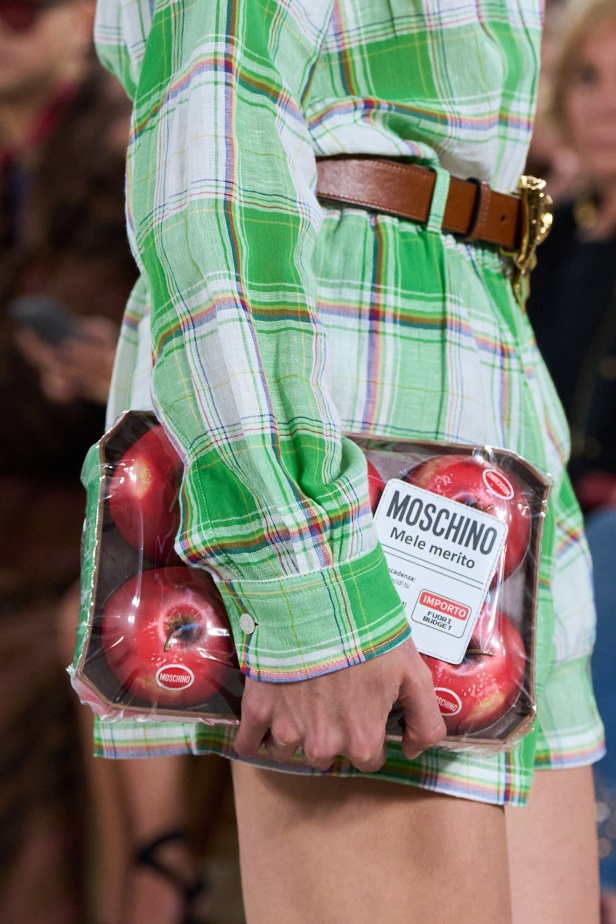 Moschino تعطي فلسفة إعادة الاستخدام معنى جديدًا في مجموعة ربيع وصيف 2026