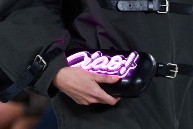 Moschino تعطي فلسفة إعادة الاستخدام معنى جديدًا في مجموعة ربيع وصيف 2026