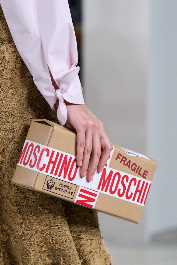 Moschino تعطي فلسفة إعادة الاستخدام معنى جديدًا في مجموعة ربيع وصيف 2026