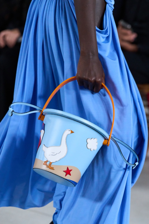 Moschino تعطي فلسفة إعادة الاستخدام معنى جديدًا في مجموعة ربيع وصيف 2026