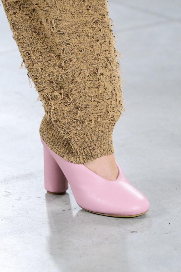 Moschino تعطي فلسفة إعادة الاستخدام معنى جديدًا في مجموعة ربيع وصيف 2026