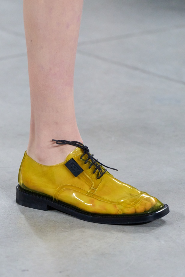 Moschino تعطي فلسفة إعادة الاستخدام معنى جديدًا في مجموعة ربيع وصيف 2026