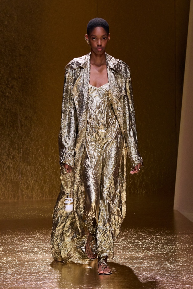 من كيليوباترا إلى جين بيركين مجموعة روبيرتو كافالي لموسم ربيع وصيف 2026