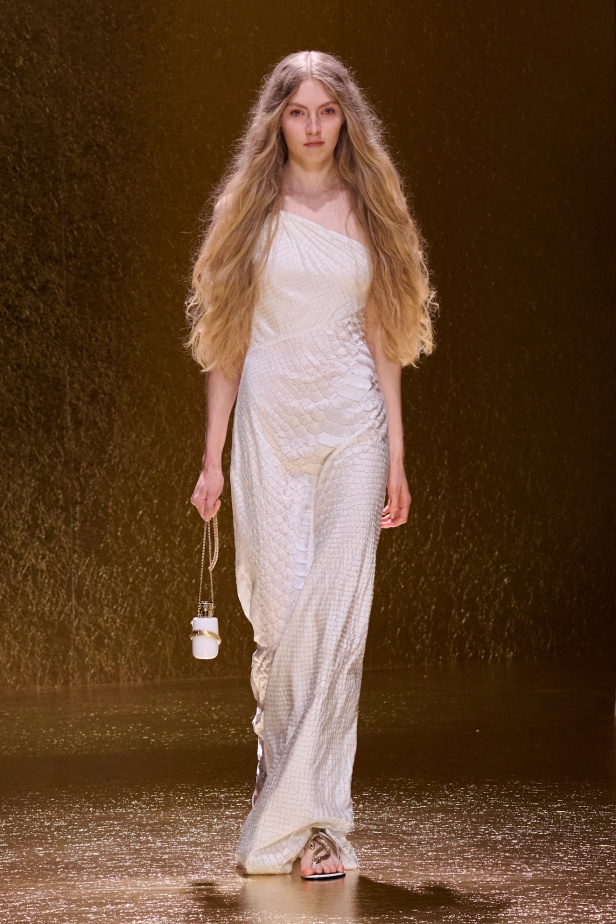 من كيليوباترا إلى جين بيركين مجموعة روبيرتو كافالي لموسم ربيع وصيف 2026